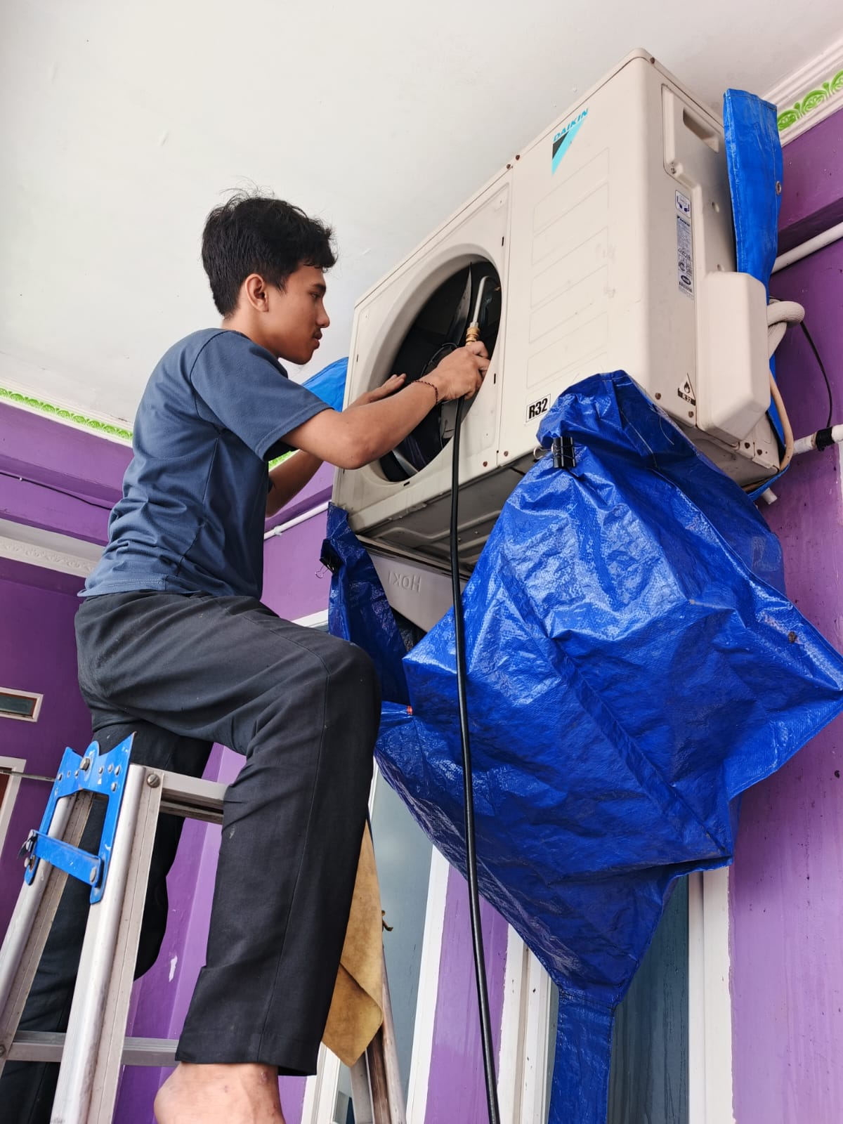 Service AC kontrakan Pak Mamat